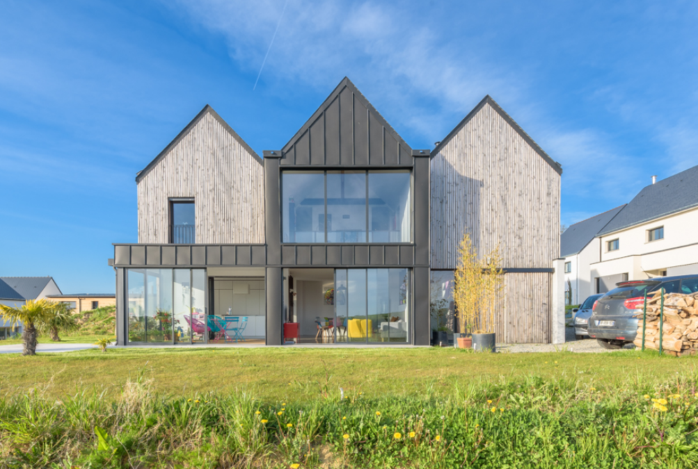 Maison avec toits – Maison neuve en lotissement au nord de Rennes